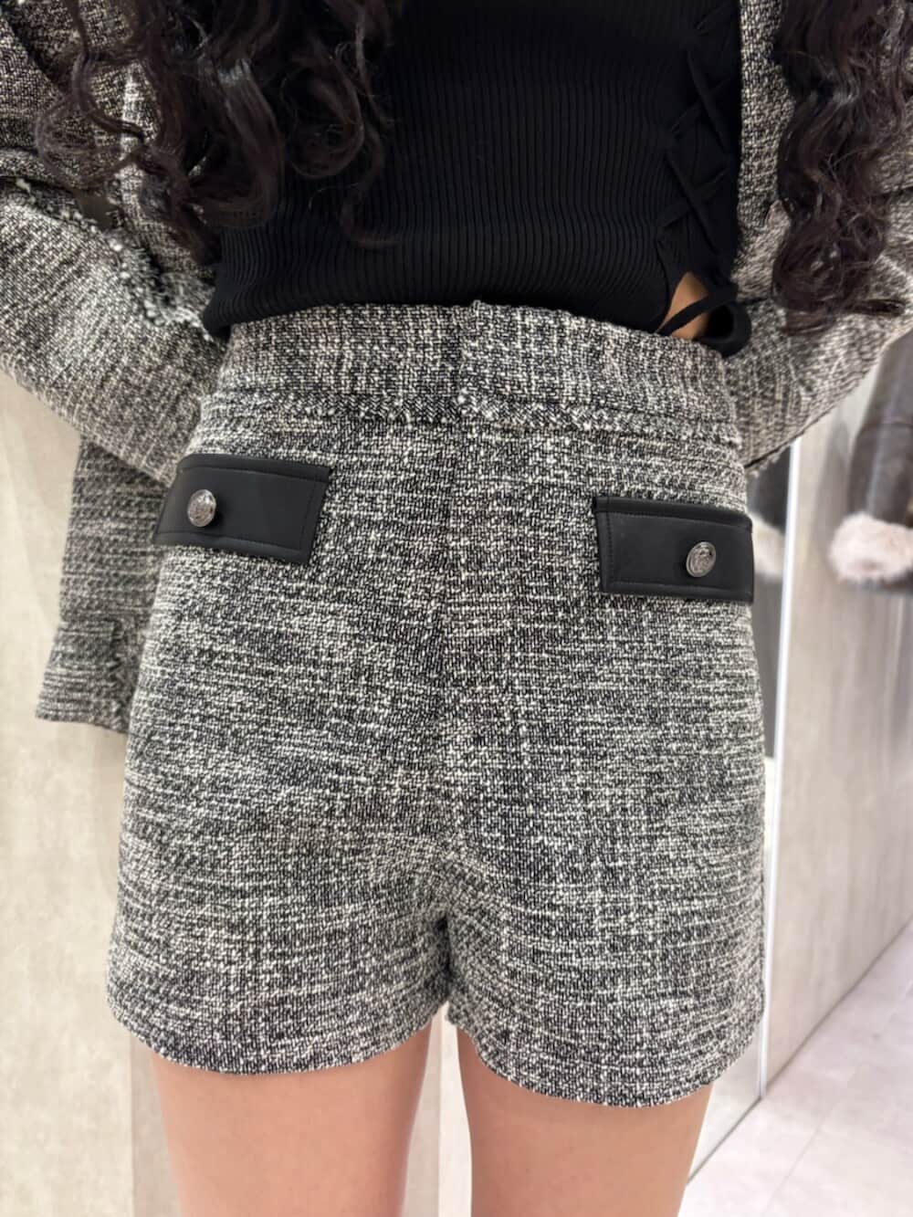 ブラック系のブーツ、グレー系のその他パンツ、グレー系のテーラードジャケットを着用したレディースの冬コーディネートの5枚目の写真