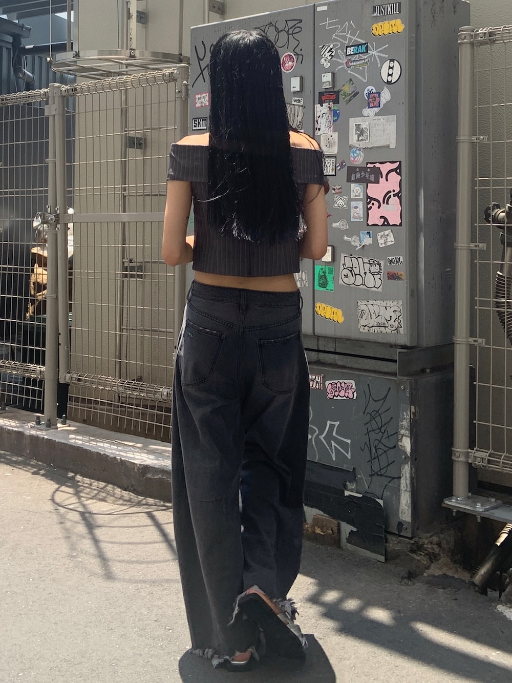 グレー系のシャツ/ブラウス、ブラック系のデニムパンツ、シルバー系のパンプスを着用したレディースの夏コーディネートの3枚目の写真