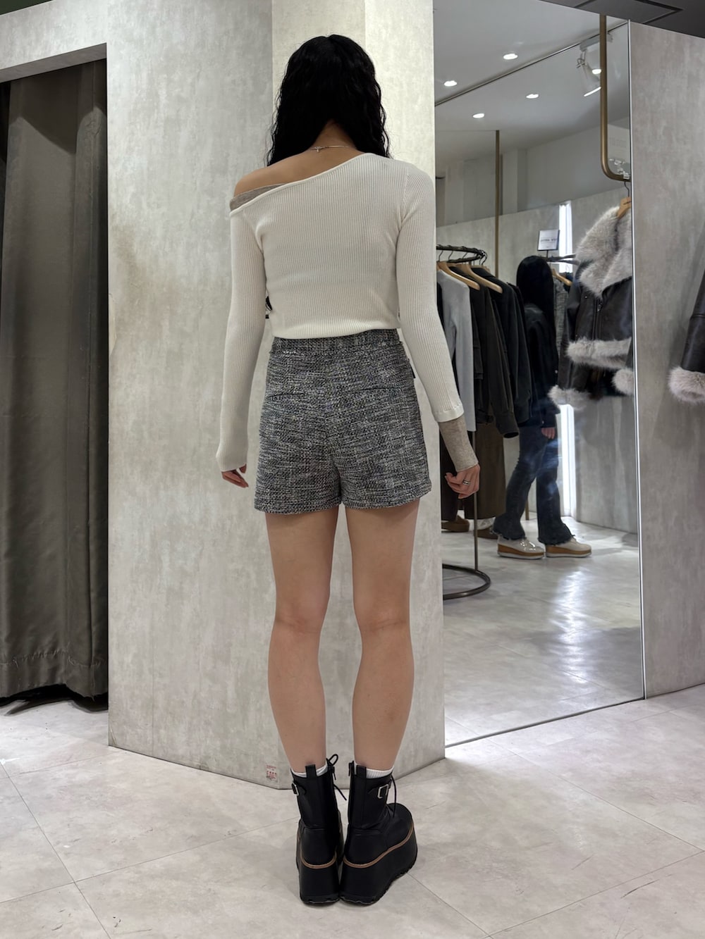 ホワイト系のニット/セーター、グレー系のその他パンツ、ブラック系のブーツを着用したレディースの冬コーディネートの3枚目の写真