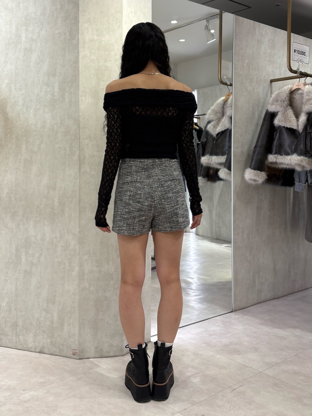 ブラック系のTシャツ/カットソー、グレー系のその他パンツを着用したレディースの冬コーディネートの3枚目の写真