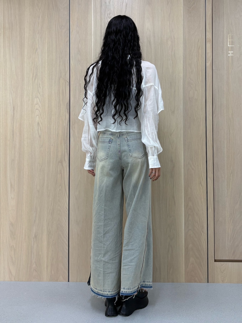 ブラック系のキャミソール、ホワイト系のシャツ/ブラウス、ブルー系のデニムパンツを着用したレディースの春コーディネートの3枚目の写真