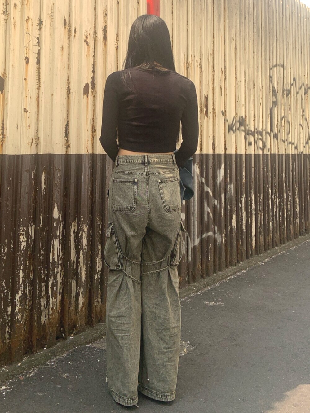 ブラック系のサンダル、ブラック系のTシャツ/カットソー、ブラック系のデニムパンツを着用したレディースの春コーディネートの4枚目の写真