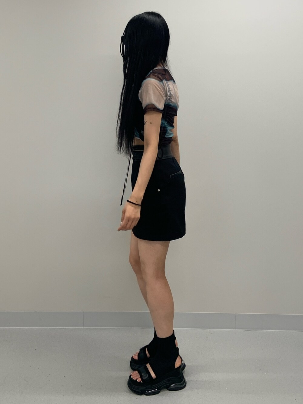 その他のTシャツ/カットソー、ブラック系のスカート、ブラック系のサンダルを着用したレディースの春コーディネートの3枚目の写真