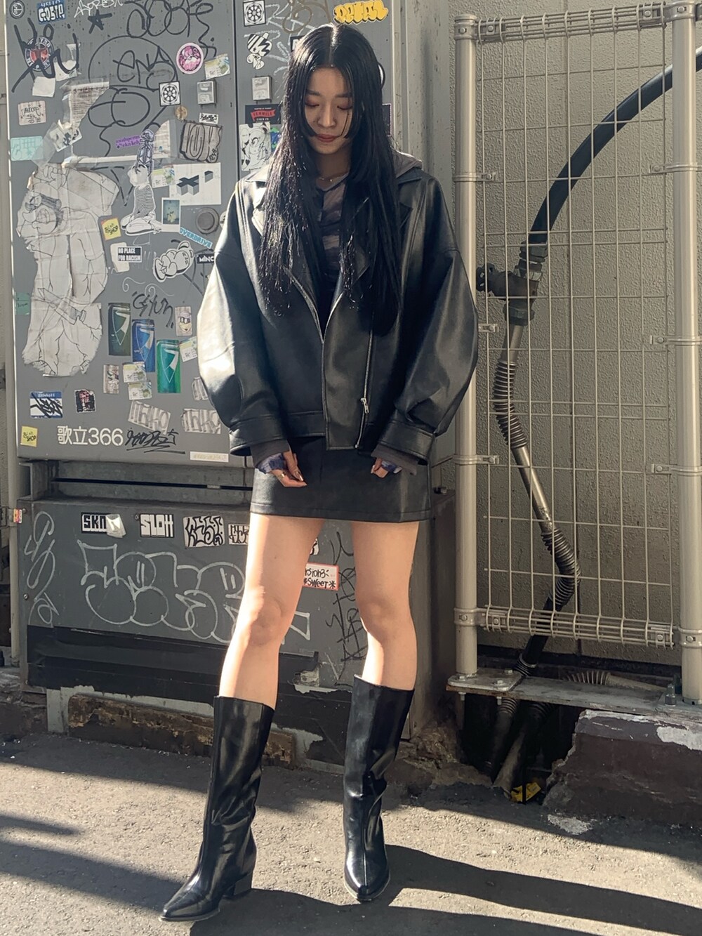 ブラック系のブルゾン、ブラック系のスカート、グレー系のパーカーを着用したレディースの冬コーディネートの2枚目の写真