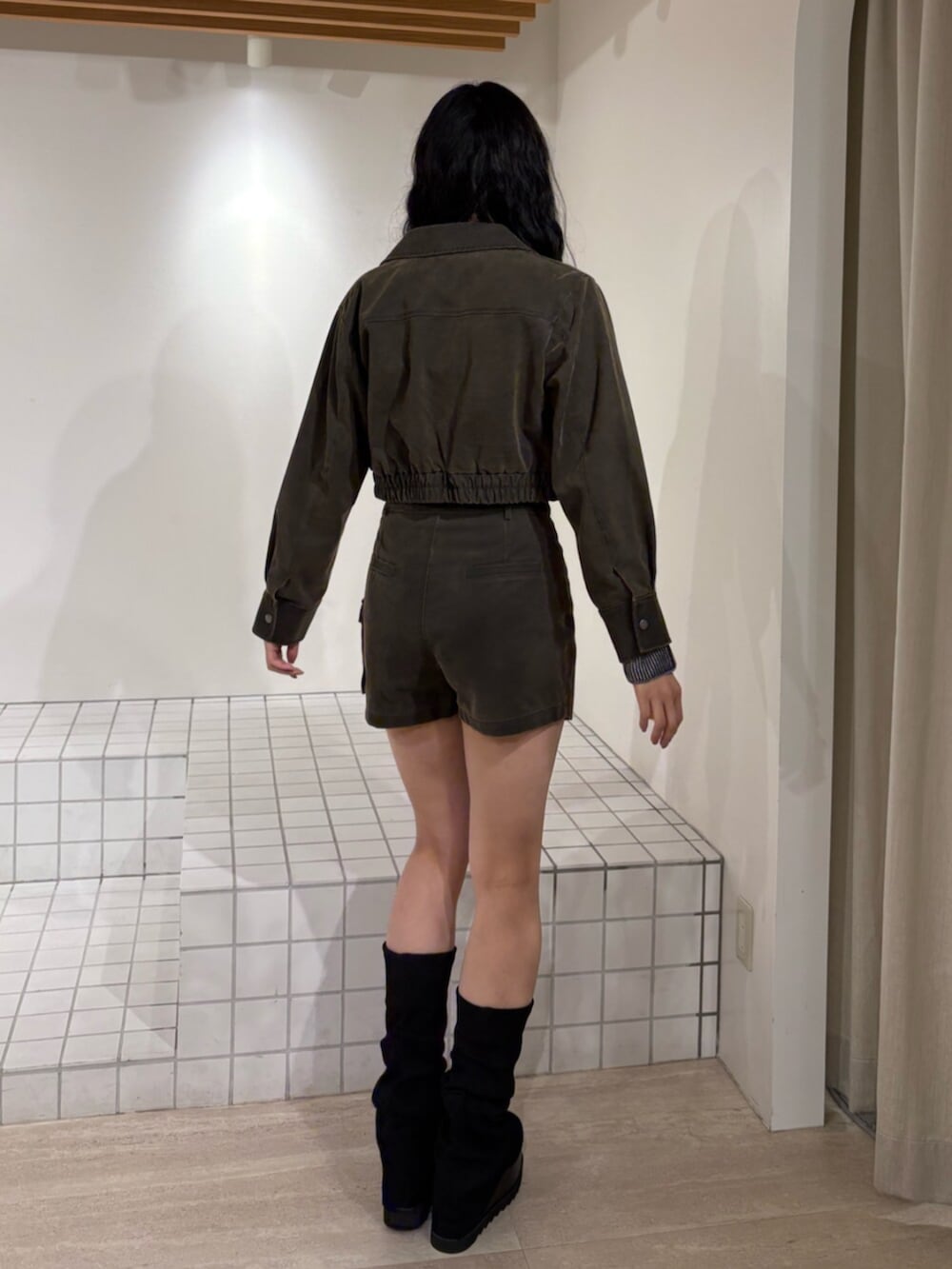 ブラウン系のブルゾン、ブラウン系のその他パンツ、ブラック系のブーツを着用したレディースの冬コーディネートの3枚目の写真