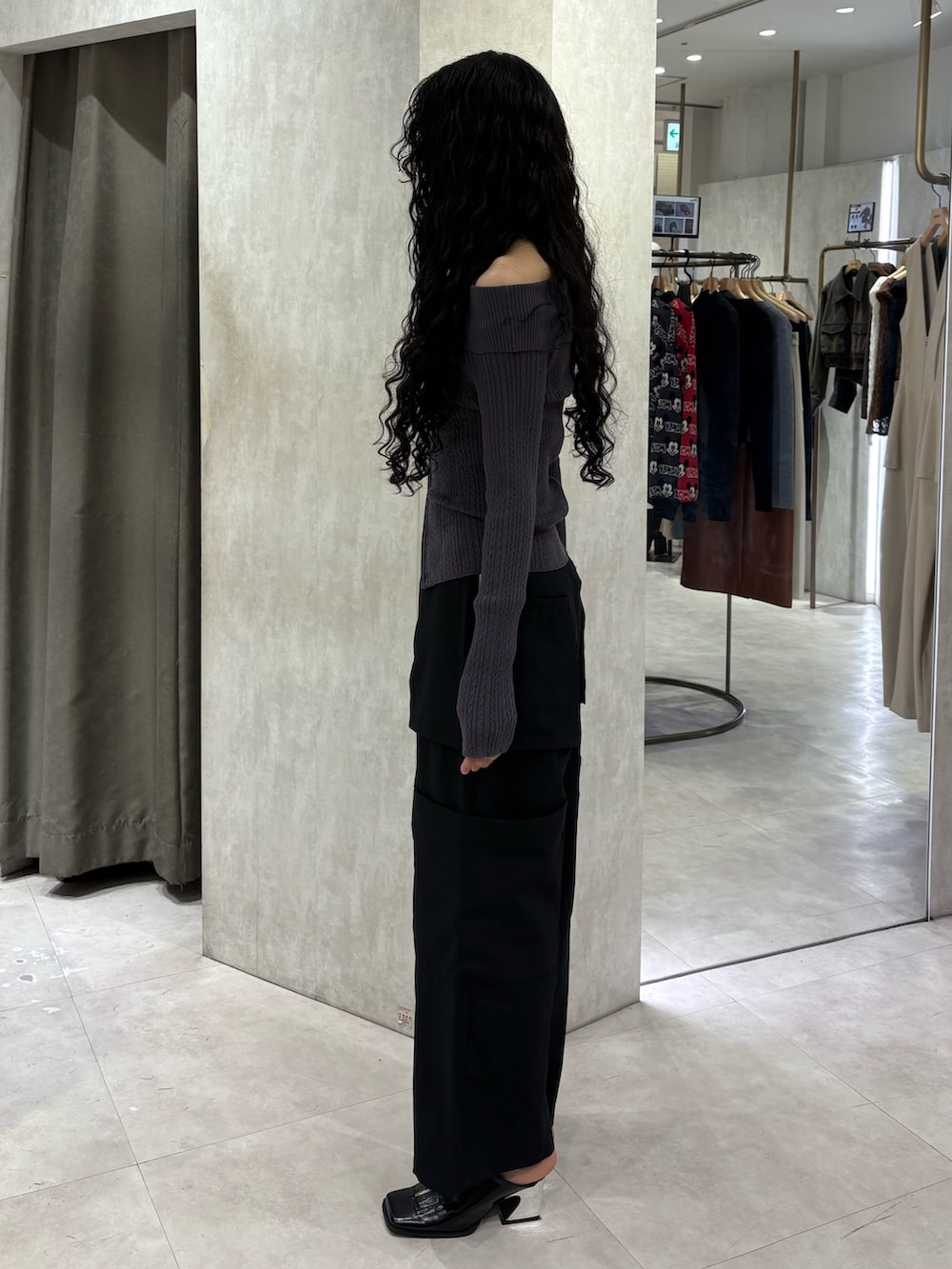 グレー系のニット/セーター、ブラック系のスラックス、ブラック系のパンプスを着用したレディースの春コーディネートの2枚目の写真