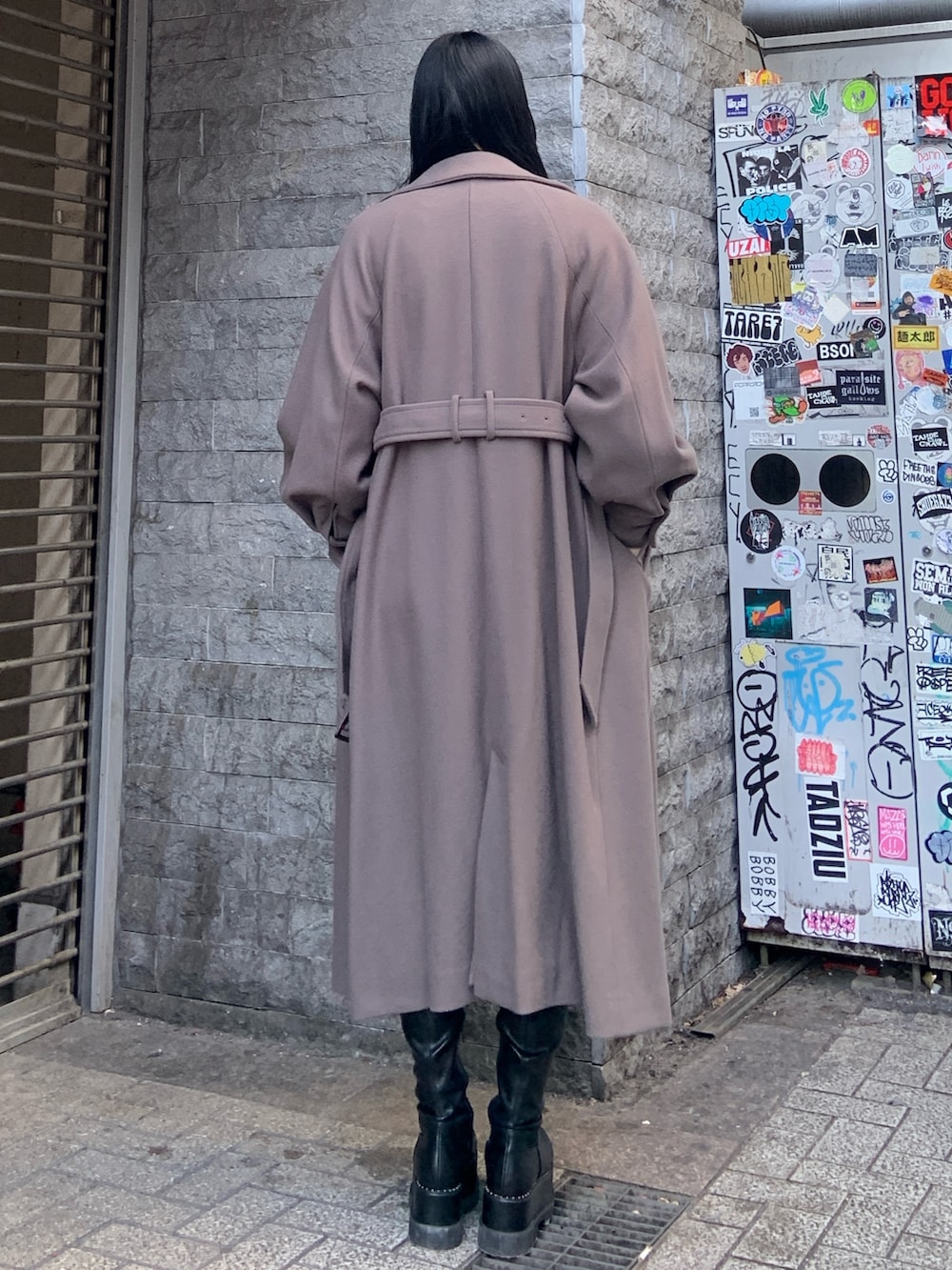 ブラウン系のニット/セーター、ブラック系のその他パンツ、ブラック系のブーツを着用したレディースの冬コーディネートの4枚目の写真