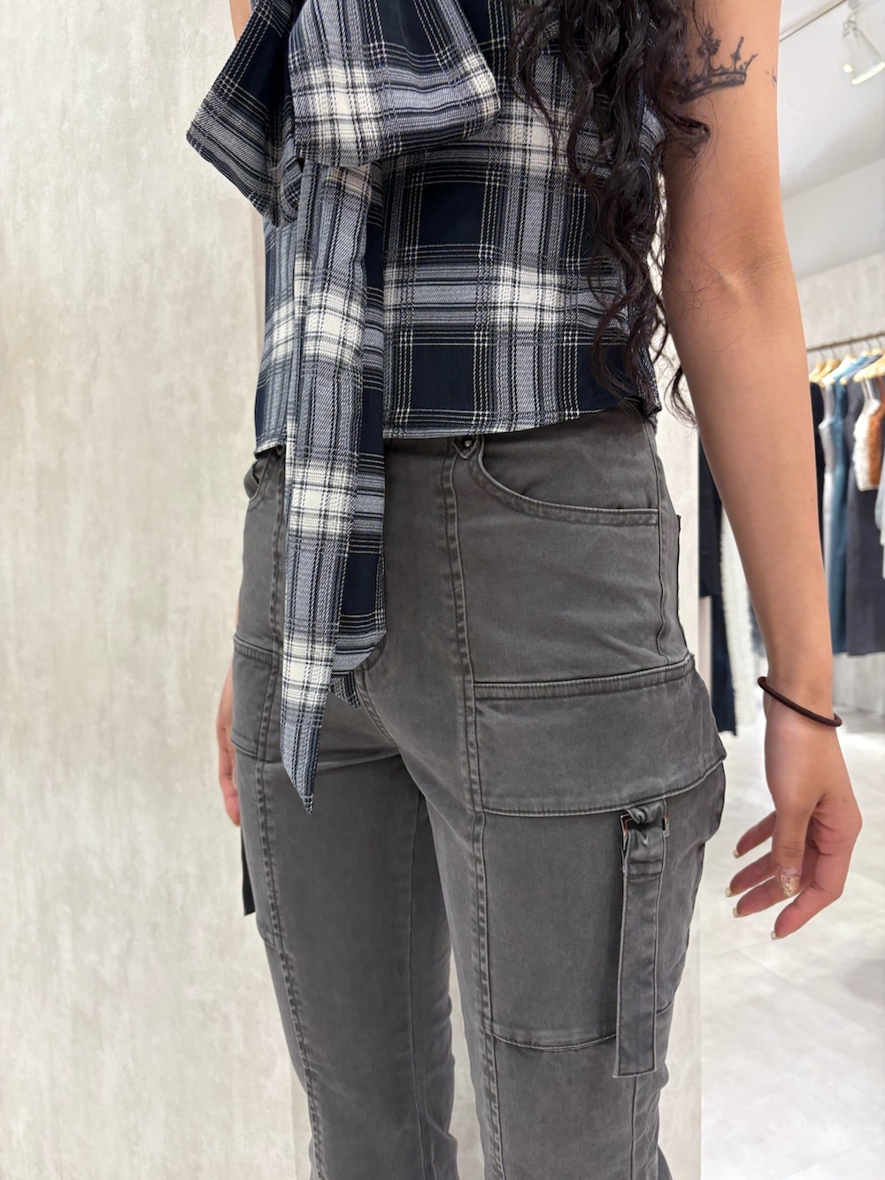 ブルー系のTシャツ/カットソー、グレー系のカーゴパンツ、ブラック系のサンダルを着用したレディースの春コーディネートの5枚目の写真