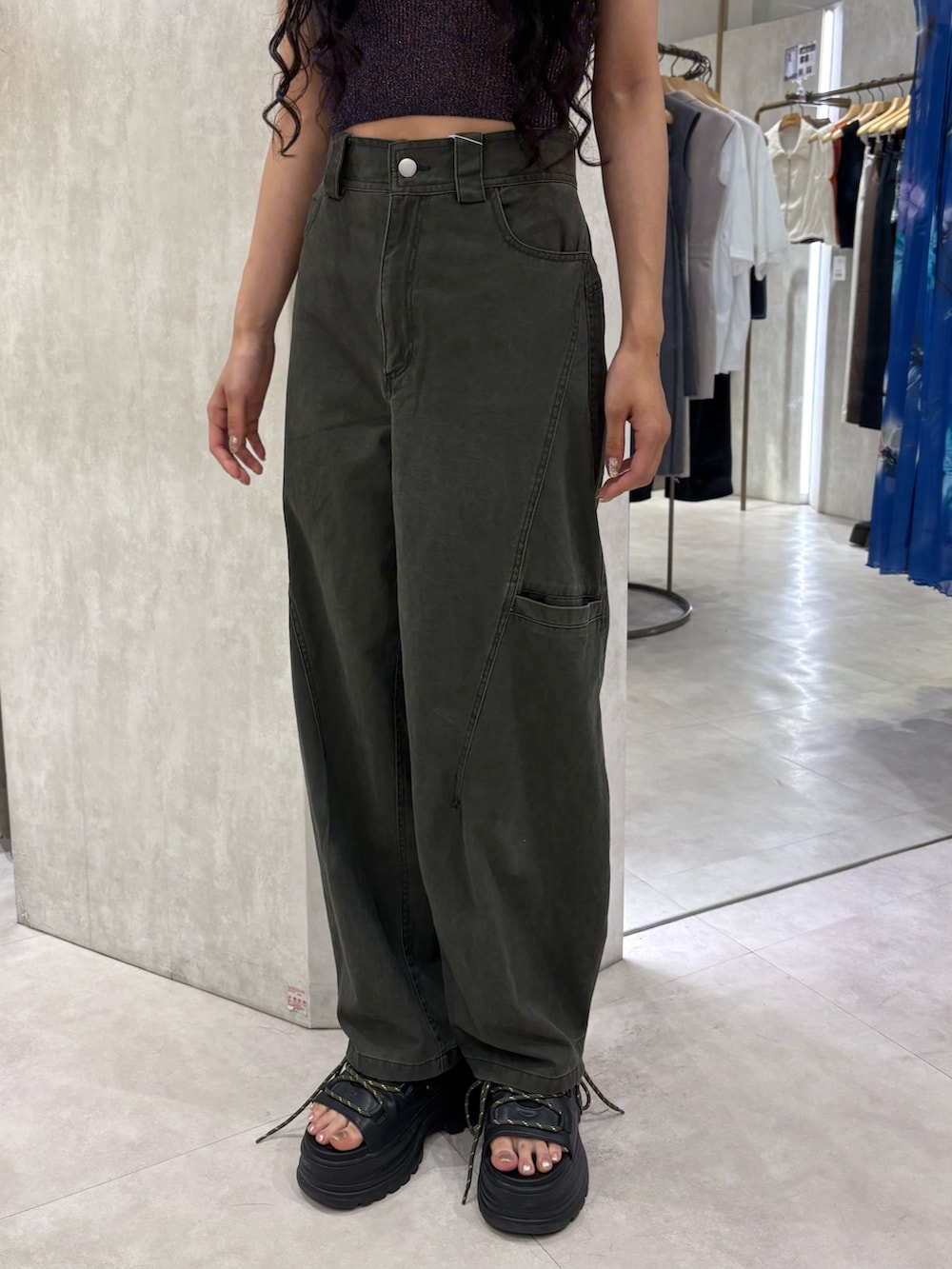 ブルー系のニット/セーター、グリーン系のその他パンツ、ブラック系のサンダルを着用したレディースの夏コーディネートの5枚目の写真