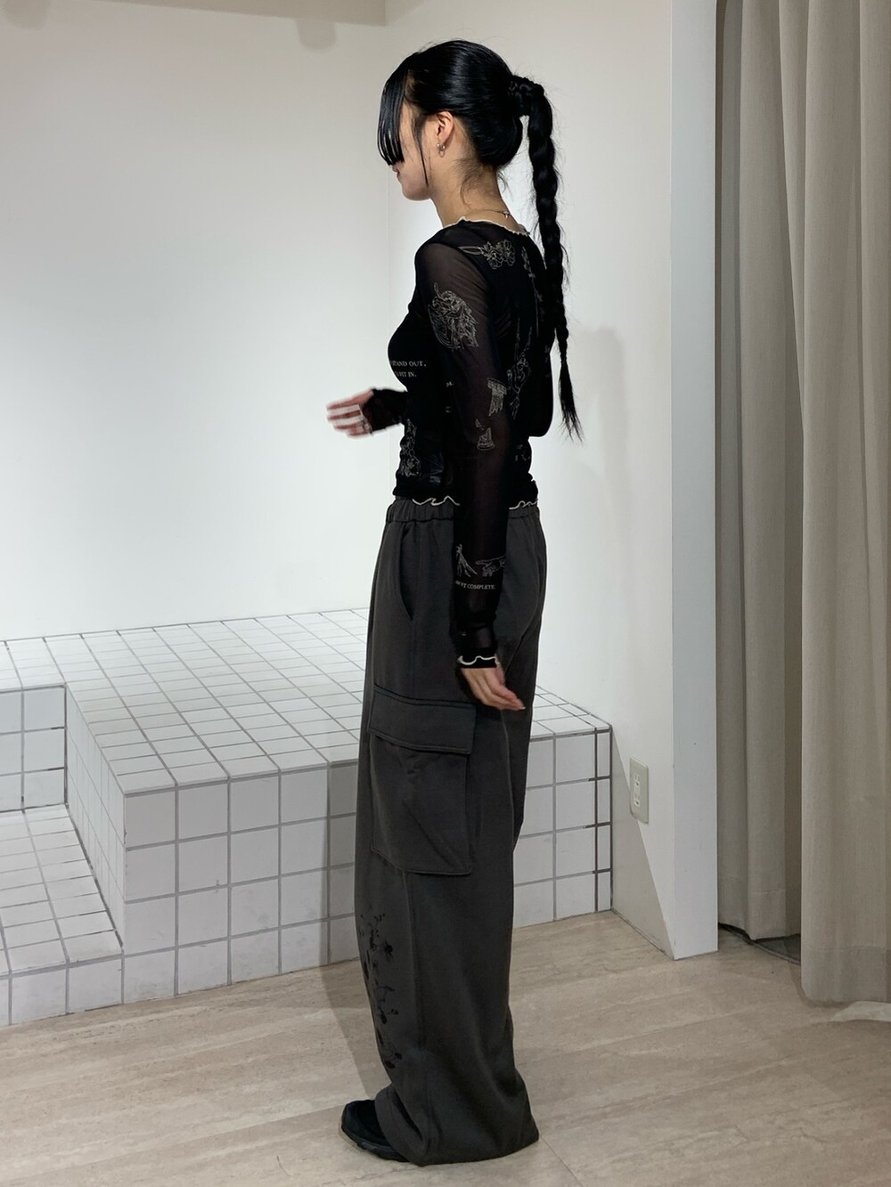 ブラック系のTシャツ/カットソー、グレー系のスウェットパンツを着用したレディースの秋コーディネートの2枚目の写真