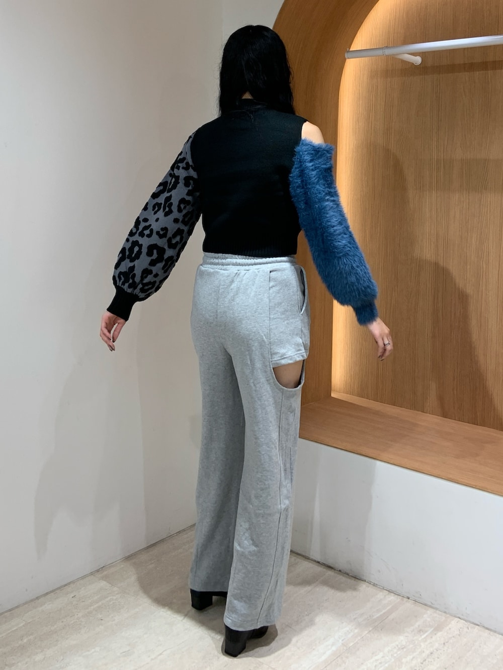 グレー系のスウェットパンツ、ブラック系のニット/セーターを着用したレディースの秋コーディネートの3枚目の写真