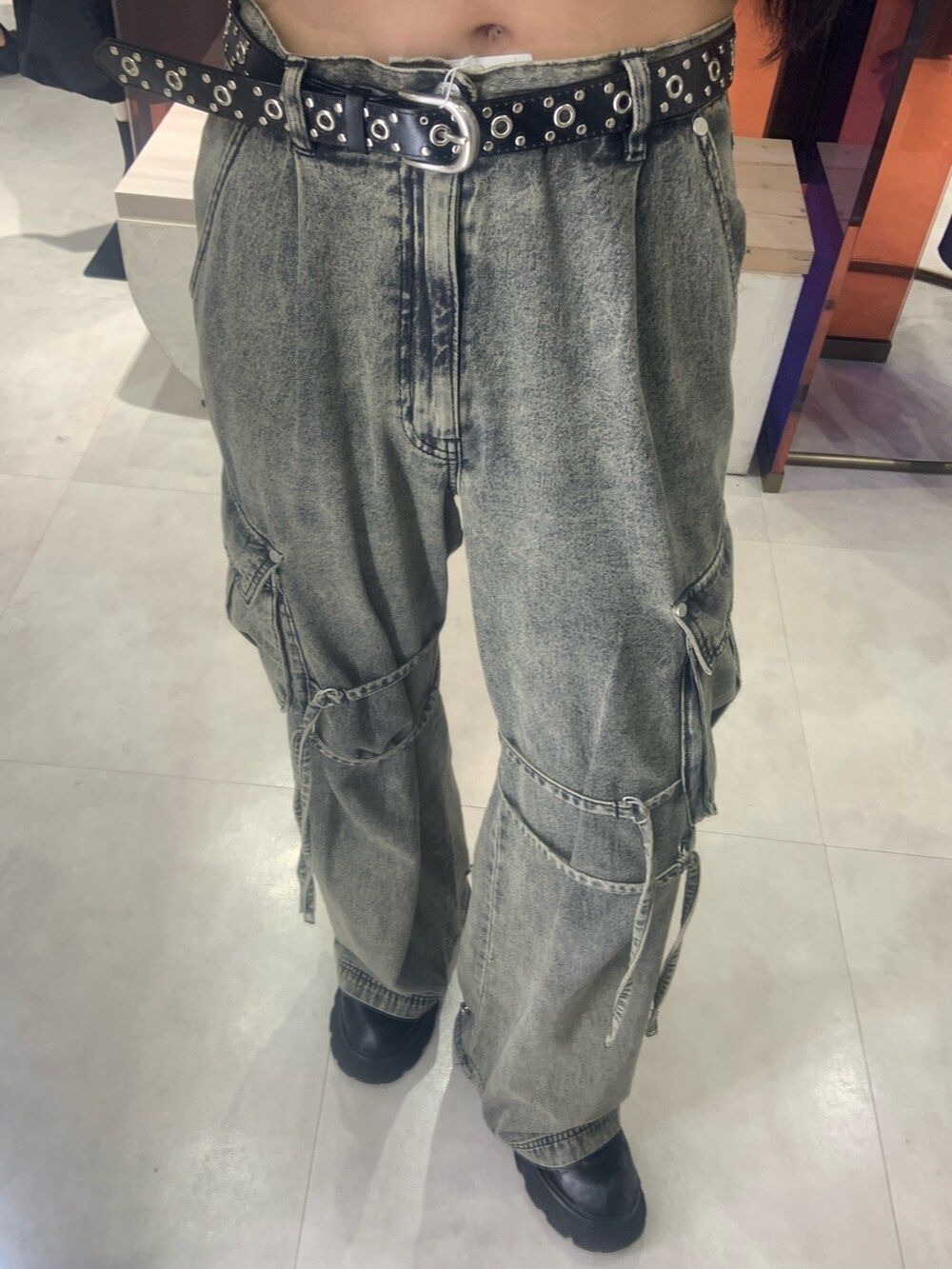 ブラック系のタンクトップ、グレー系のシャツ/ブラウス、ブラック系のデニムパンツを着用したレディースの春コーディネートの6枚目の写真