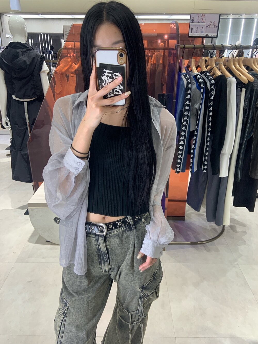 ブラック系のタンクトップ、グレー系のシャツ/ブラウス、ブラック系のデニムパンツを着用したレディースの春コーディネートの4枚目の写真