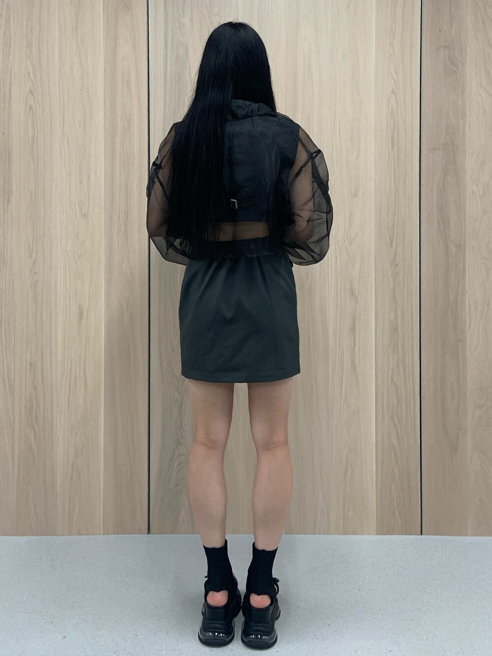 グレー系のワンピース、ブラック系のシャツ/ブラウス、ブラック系のサンダルを着用したレディースの春コーディネートの4枚目の写真