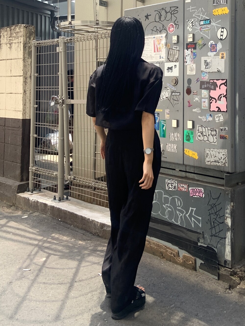 ブラック系のシャツ/ブラウス、ブラック系のニット/セーター、ブラック系のその他パンツを着用したレディースの夏コーディネートの3枚目の写真