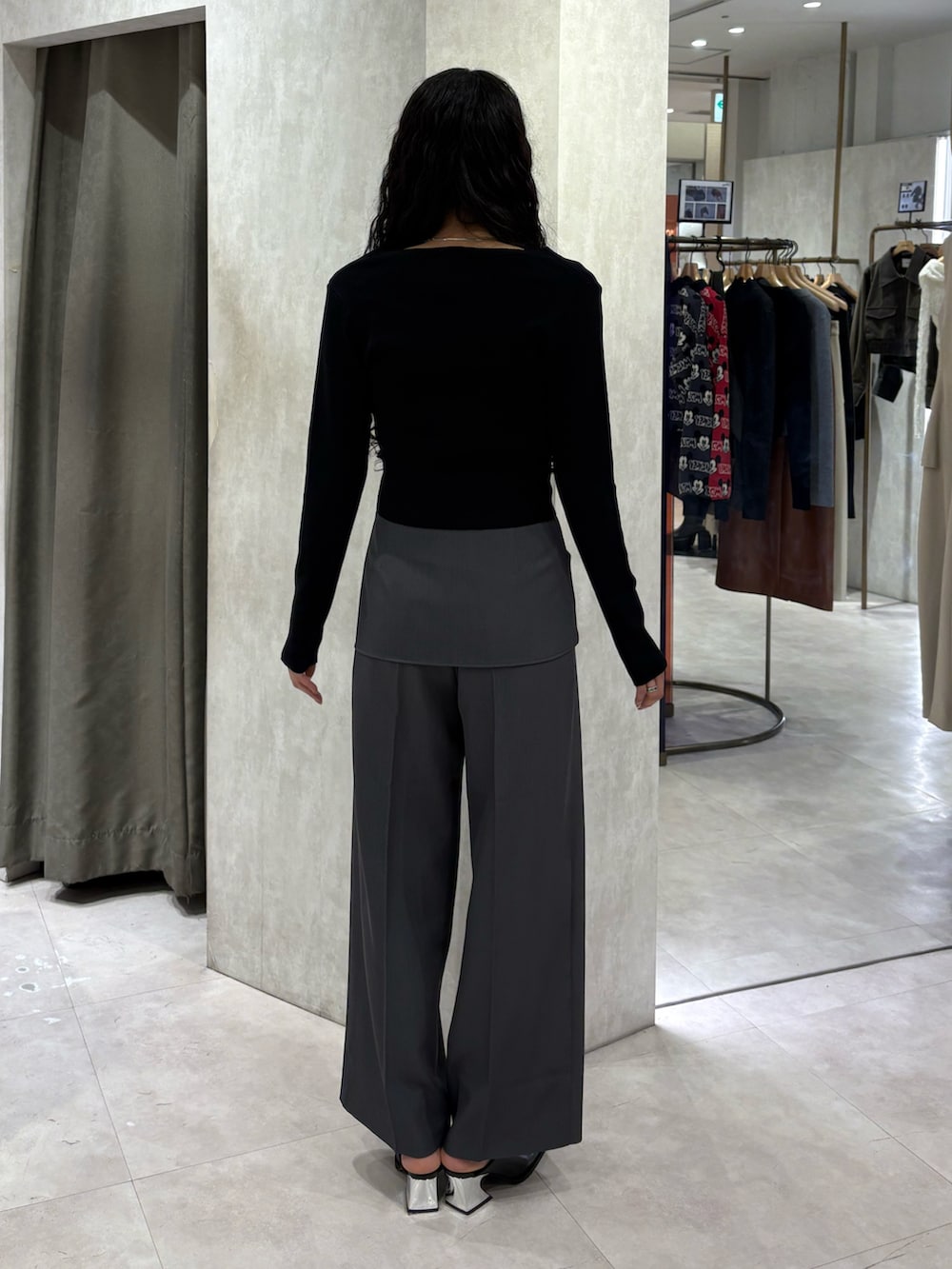 グレー系のその他パンツ、ブラック系のニット/セーターを着用したレディースの春コーディネートの3枚目の写真