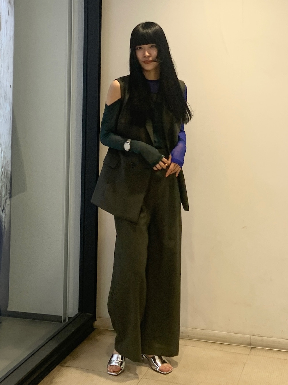 グリーン系のTシャツ/カットソー、グレー系のベスト、グレー系のその他パンツを着用したレディースの春コーディネートの2枚目の写真