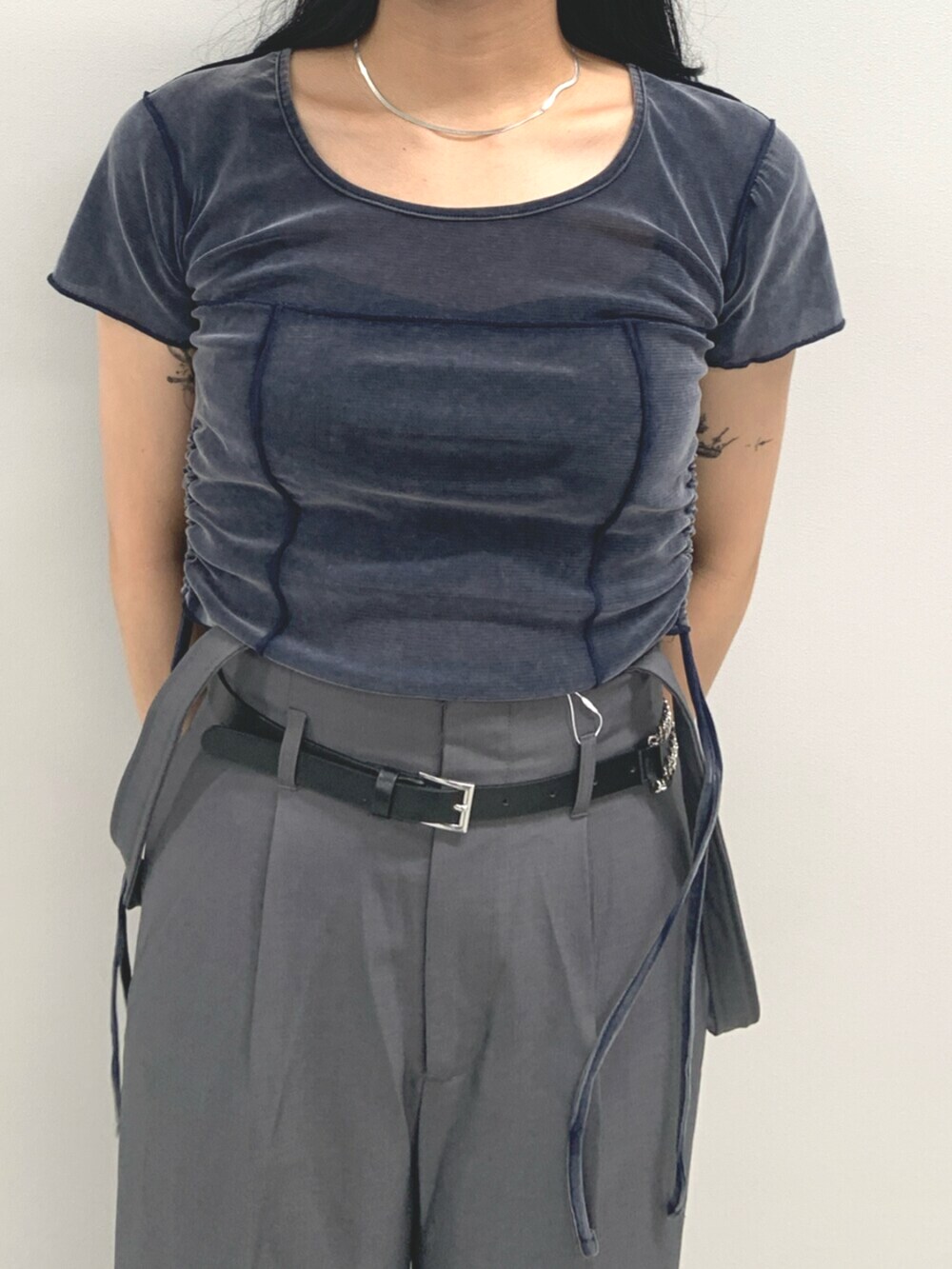 ブルー系のTシャツ/カットソー、ブラック系のブーツ、グレー系のスラックスを着用したレディースの夏コーディネートの5枚目の写真