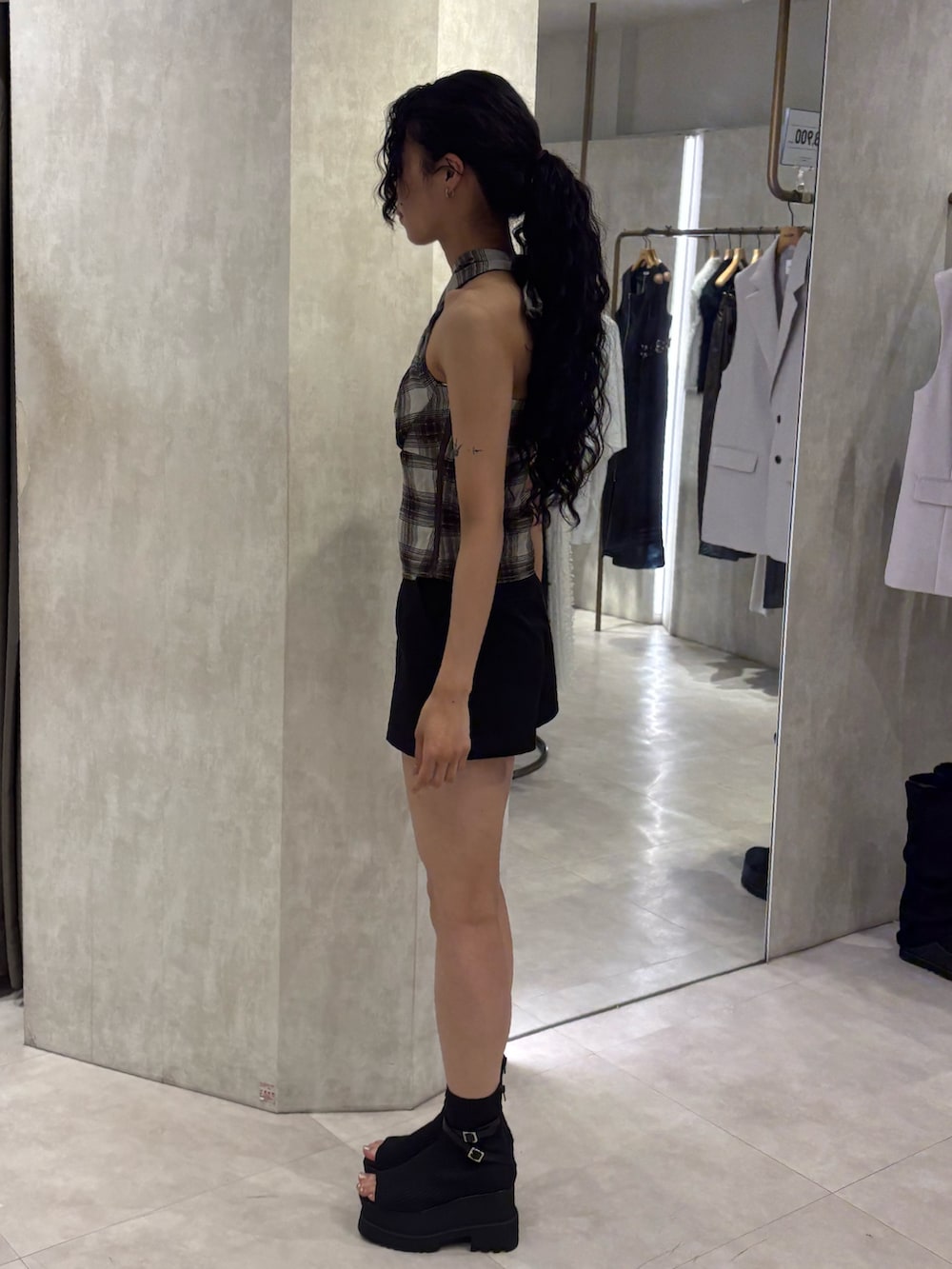 ブラウン系のTシャツ/カットソー、ブラック系のその他パンツ、ブラック系のブーツを着用したレディースの春コーディネートの2枚目の写真