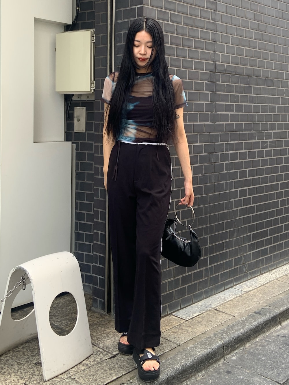 その他のTシャツ/カットソー、ブラック系のその他パンツ、ブラック系のサンダルを着用したレディースの夏コーディネートの2枚目の写真