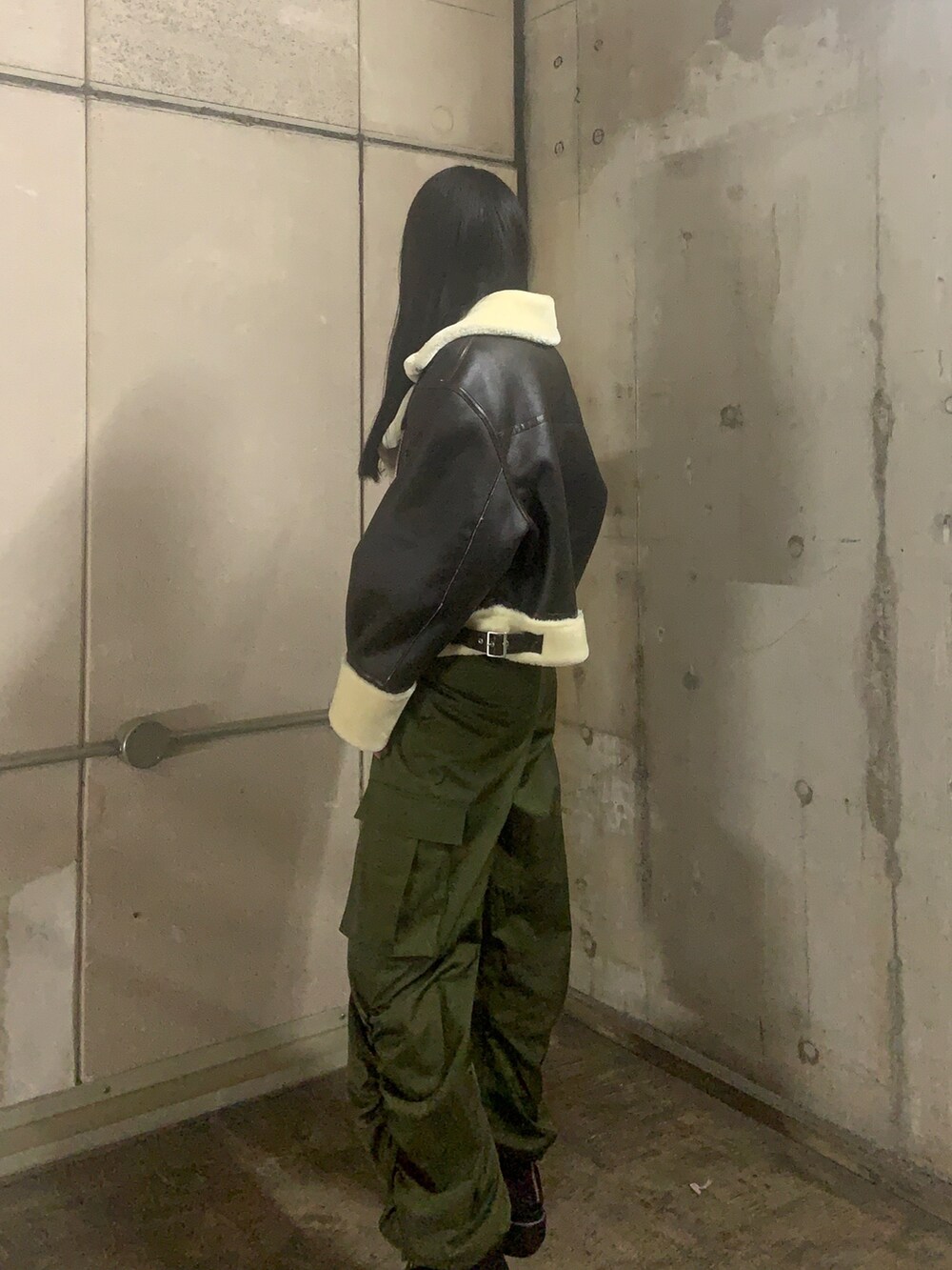 ブラウン系のムートンコート、ベージュ系のカーゴパンツを着用したレディースの冬コーディネートの3枚目の写真