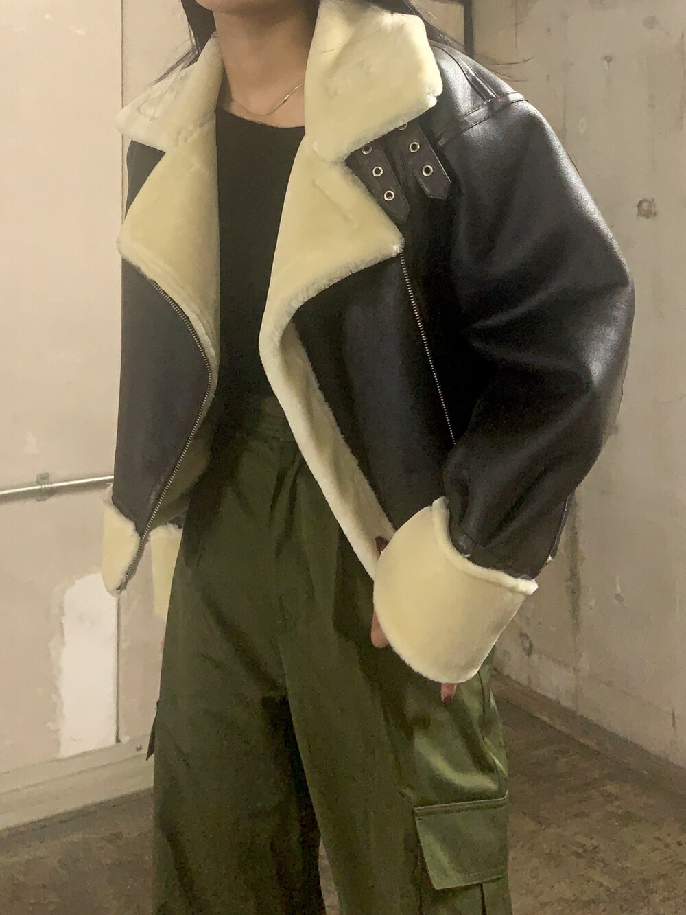 ブラウン系のムートンコート、ベージュ系のカーゴパンツを着用したレディースの冬コーディネートの2枚目の写真