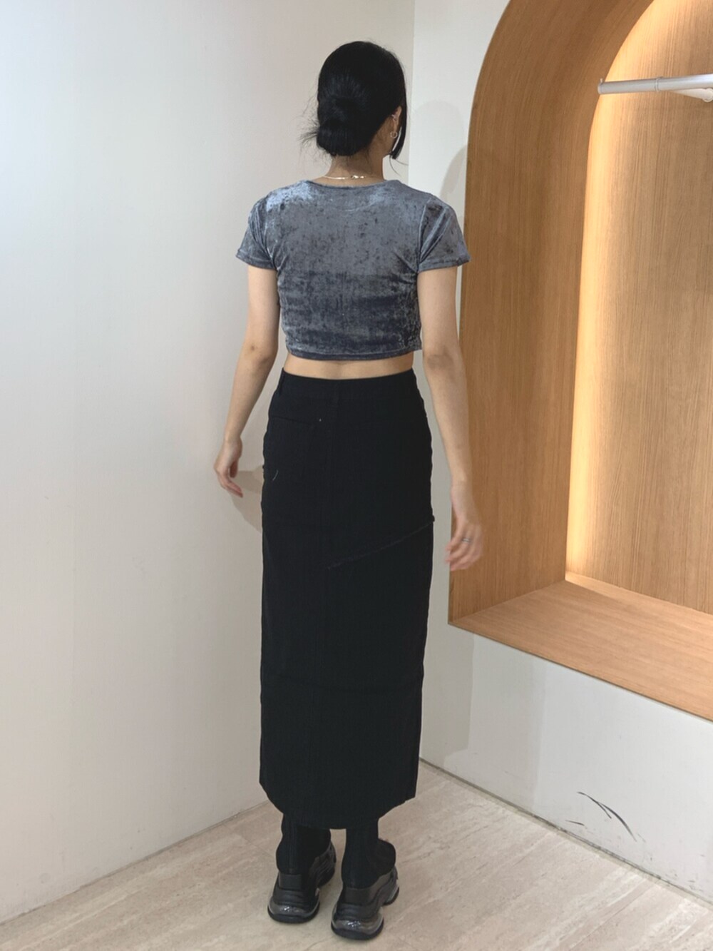 ブラック系のサンダル、ブラック系のデニムスカート、ブルー系のTシャツ/カットソーを着用したレディースの夏コーディネートの4枚目の写真