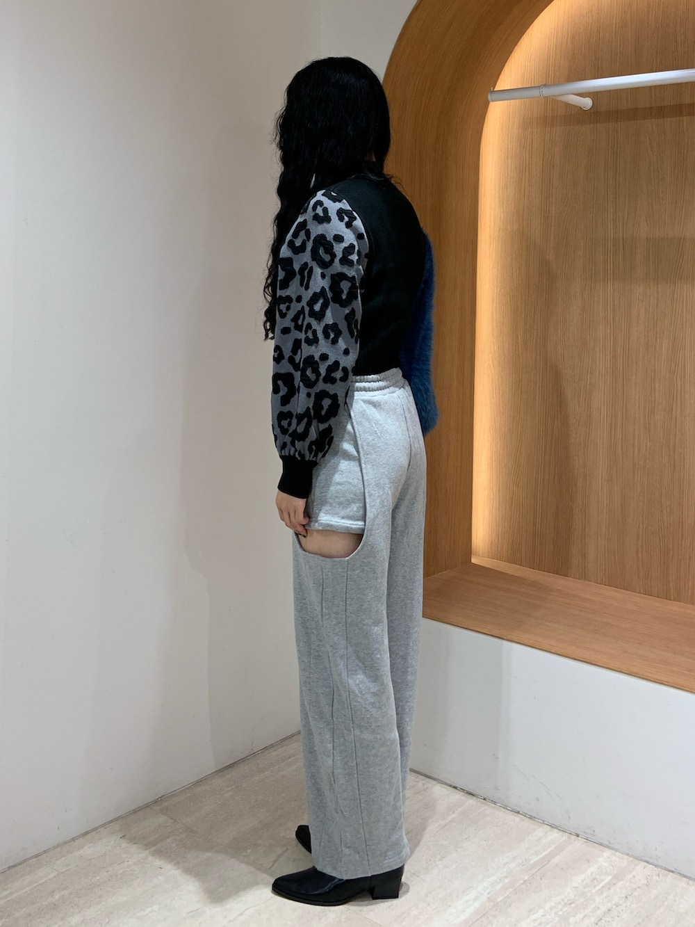 グレー系のスウェットパンツ、ブラック系のニット/セーターを着用したレディースの秋コーディネートの2枚目の写真