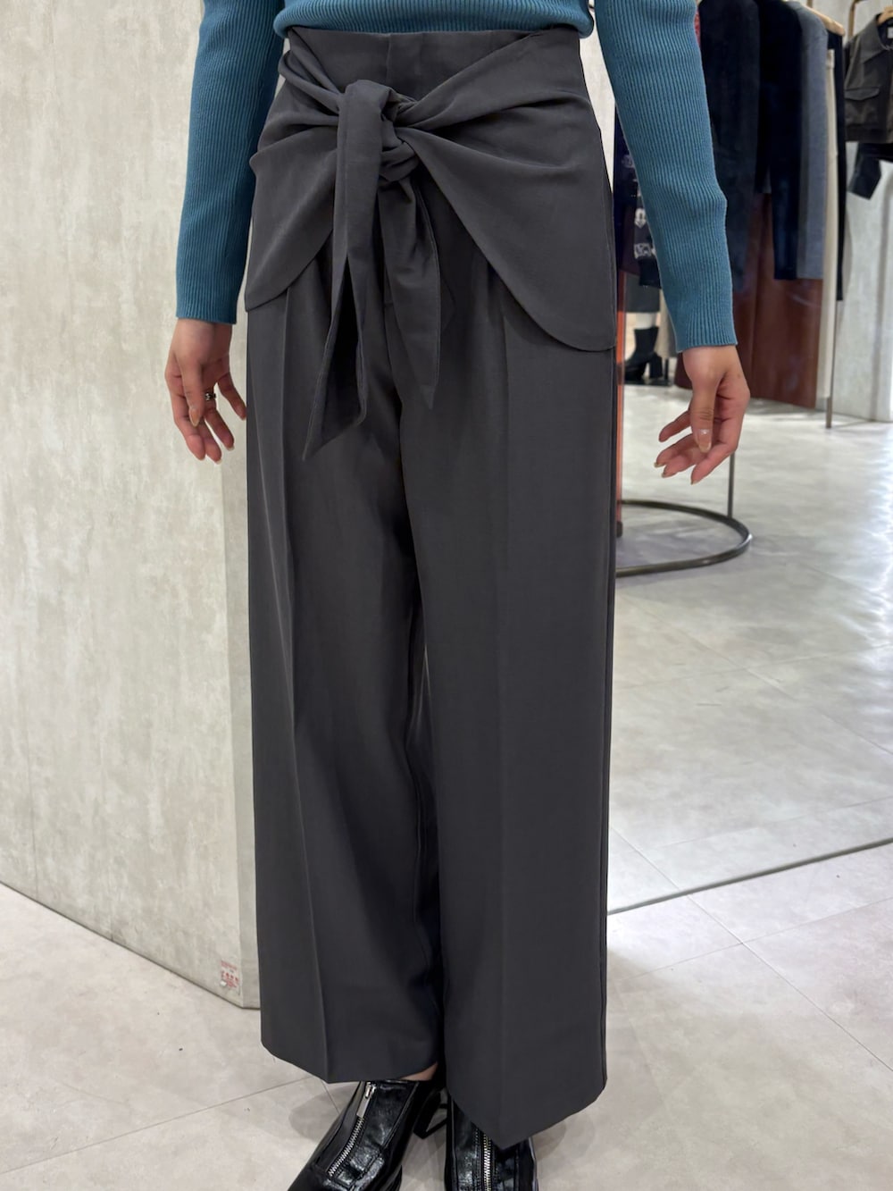 グレー系のその他パンツ、ブラック系のニット/セーターを着用したレディースの春コーディネートの5枚目の写真