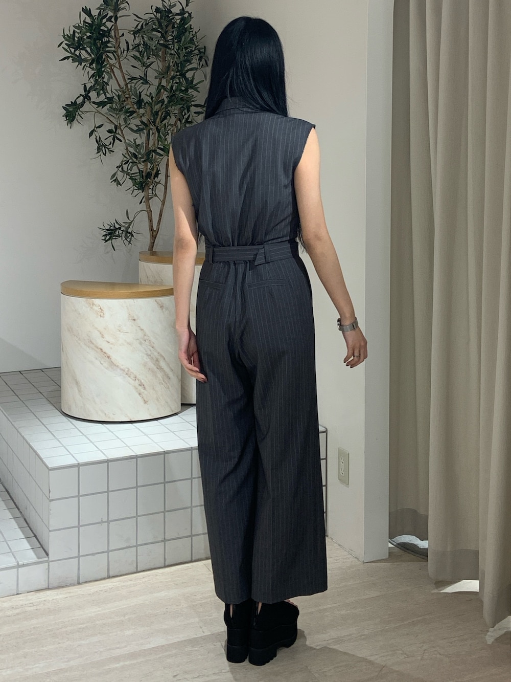 その他のつなぎ/オールインワン、ブラック系のサンダルを着用したレディースの春コーディネートの4枚目の写真