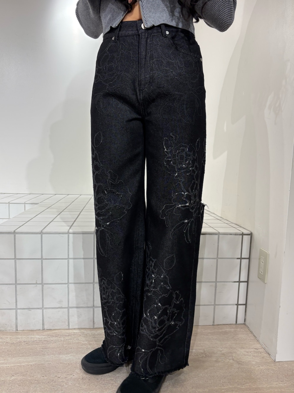 ブルー系のニット/セーター、ブラック系のデニムパンツを着用したレディースの冬コーディネートの5枚目の写真