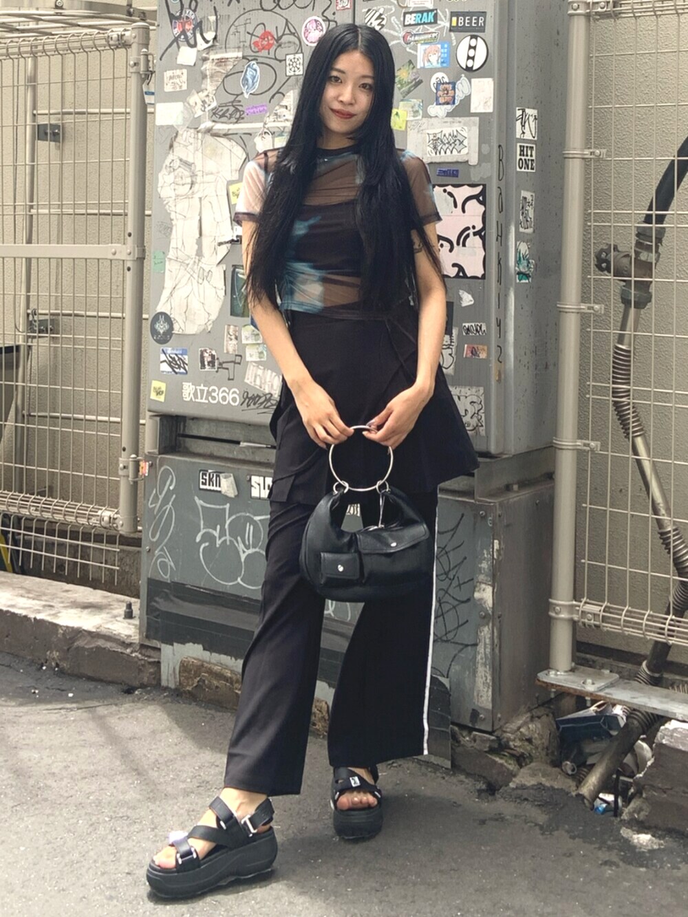 ブラック系のサンダル、その他のTシャツ/カットソー、ブラック系のスカートを着用したレディースの夏コーディネートの2枚目の写真