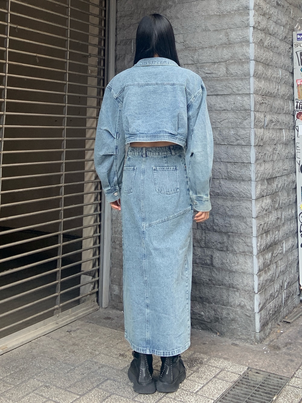 ブラック系のニット/セーター、ブルー系のデニムジャケット、ブルー系のその他トップスを着用したレディースの冬コーディネートの4枚目の写真