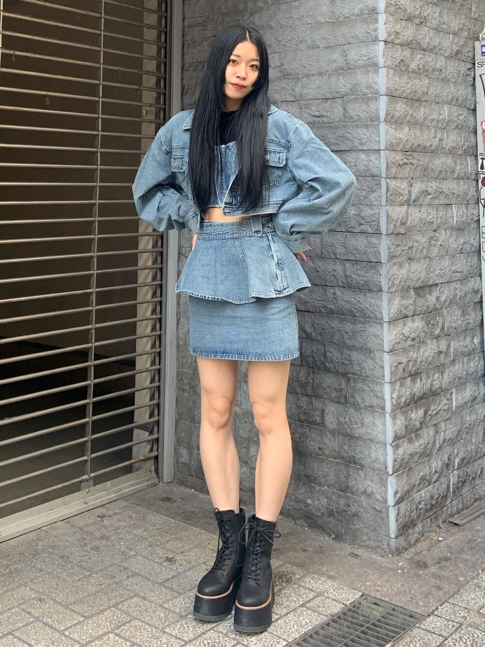 ブラック系のブーツ、ブルー系のデニムジャケット、ブルー系のその他トップスを着用したレディースの冬コーディネートの2枚目の写真