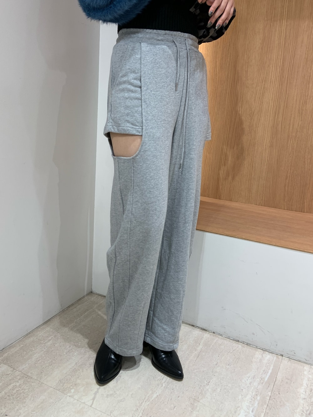 グレー系のスウェットパンツ、ブラック系のニット/セーターを着用したレディースの秋コーディネートの5枚目の写真