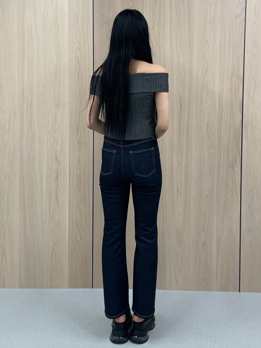 グレー系のシャツ/ブラウス、ブルー系のデニムパンツ、ブラック系のサンダルを着用したレディースの春コーディネートの3枚目の写真