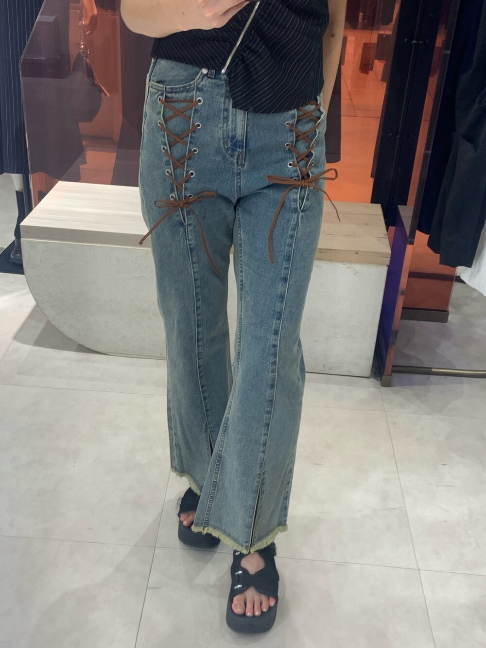 ブラック系のシャツ/ブラウス、ブルー系のデニムパンツを着用したレディースの夏コーディネートの5枚目の写真