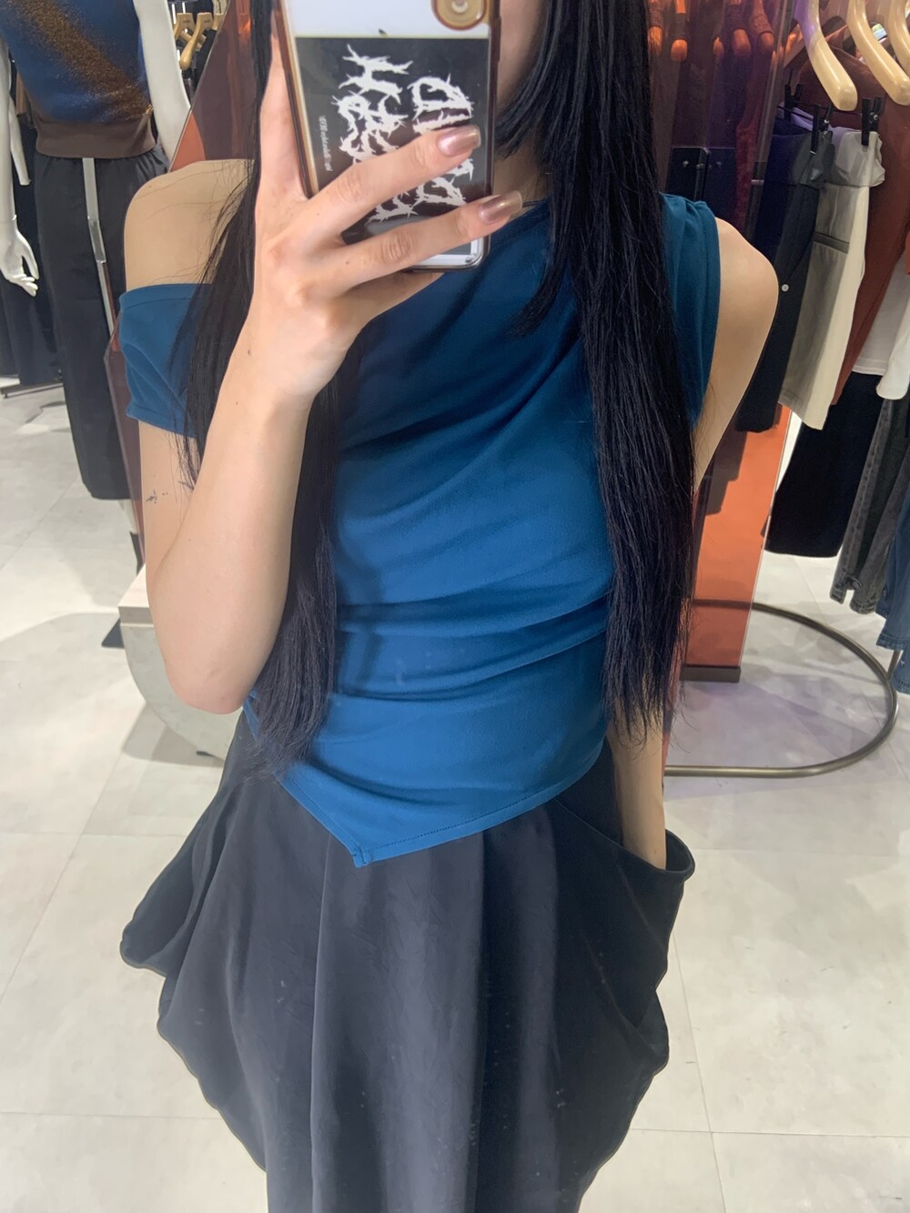 ブルー系のTシャツ/カットソー、ブラック系のスカートを着用したレディースの夏コーディネートの5枚目の写真