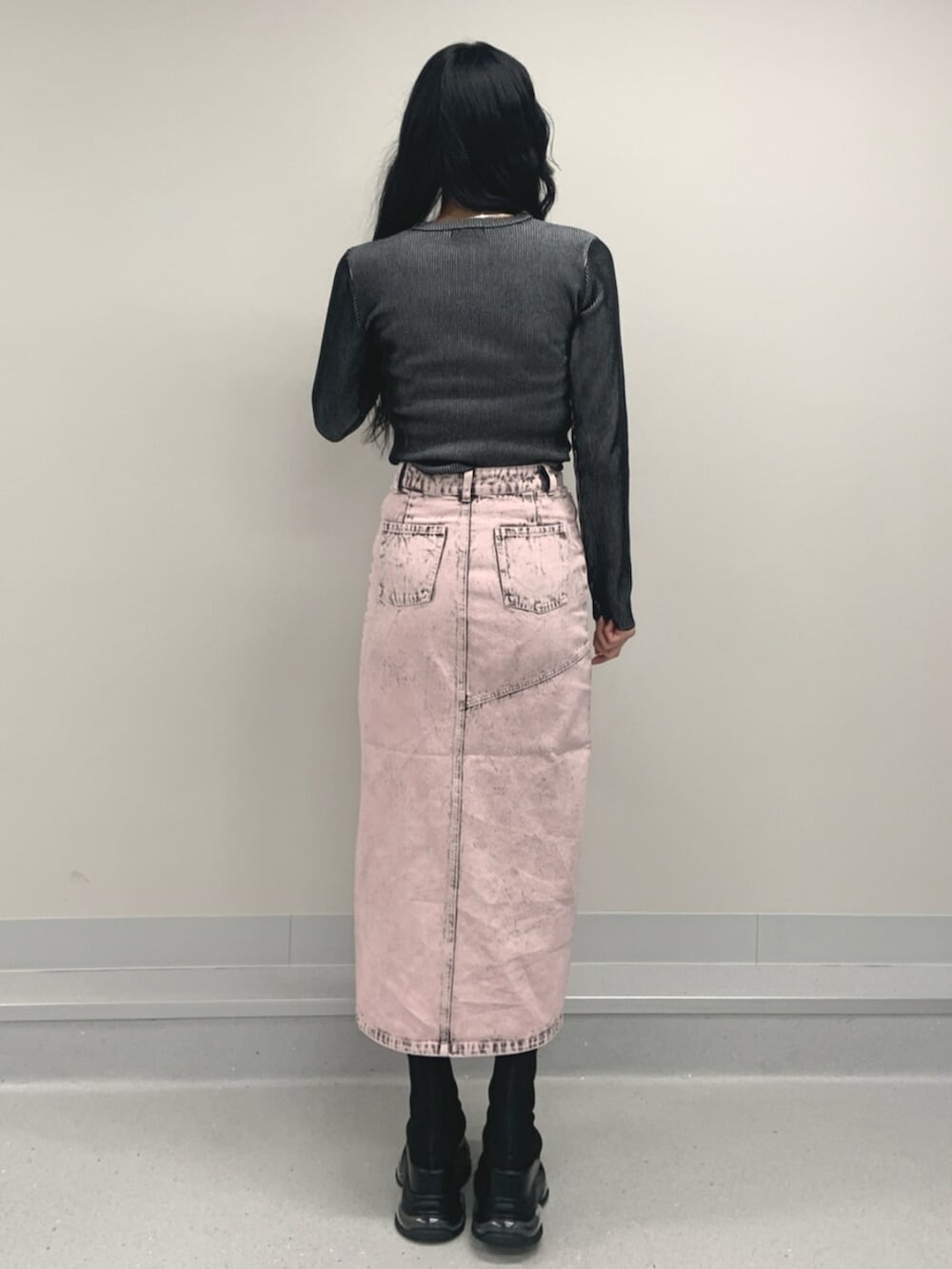 ブラック系のブーツ、ブラック系のニット/セーター、ピンク系のデニムスカートを着用したレディースの春コーディネートの4枚目の写真