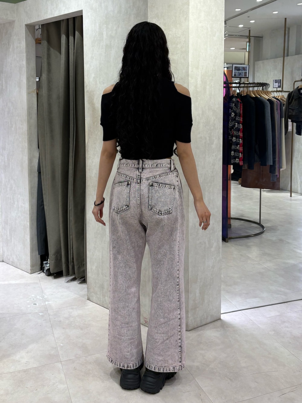 ブラック系のニット/セーター、ピンク系のデニムパンツを着用したレディースの春コーディネートの3枚目の写真