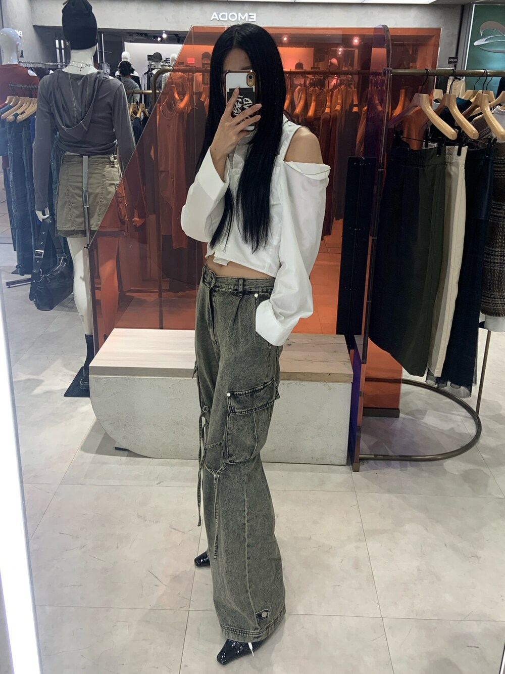 ホワイト系のシャツ/ブラウス、ブラック系のデニムパンツ、ブラック系のサンダルを着用したレディースの春コーディネートの3枚目の写真