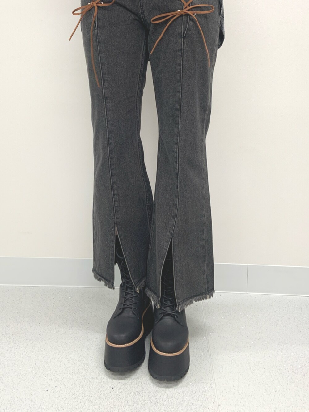 ブラック系のデニムパンツ、ブラック系のブーツ、ブラウン系のニット/セーターを着用したレディースの夏コーディネートの5枚目の写真