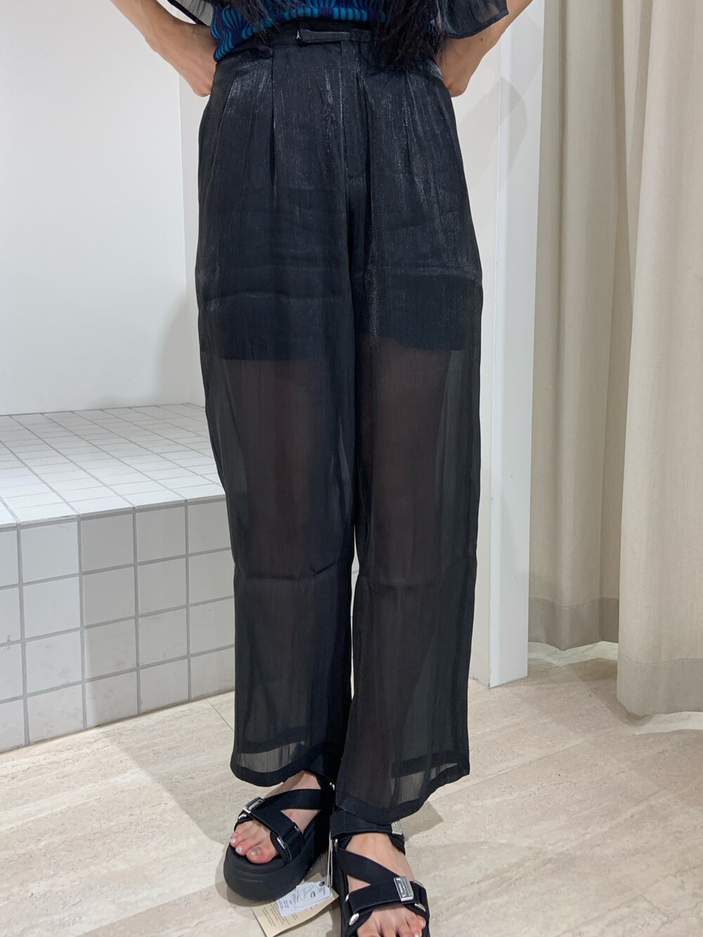 ブラック系のシャツ/ブラウス、ブルー系のタンクトップ、ブラック系のその他パンツを着用したレディースの夏コーディネートの6枚目の写真