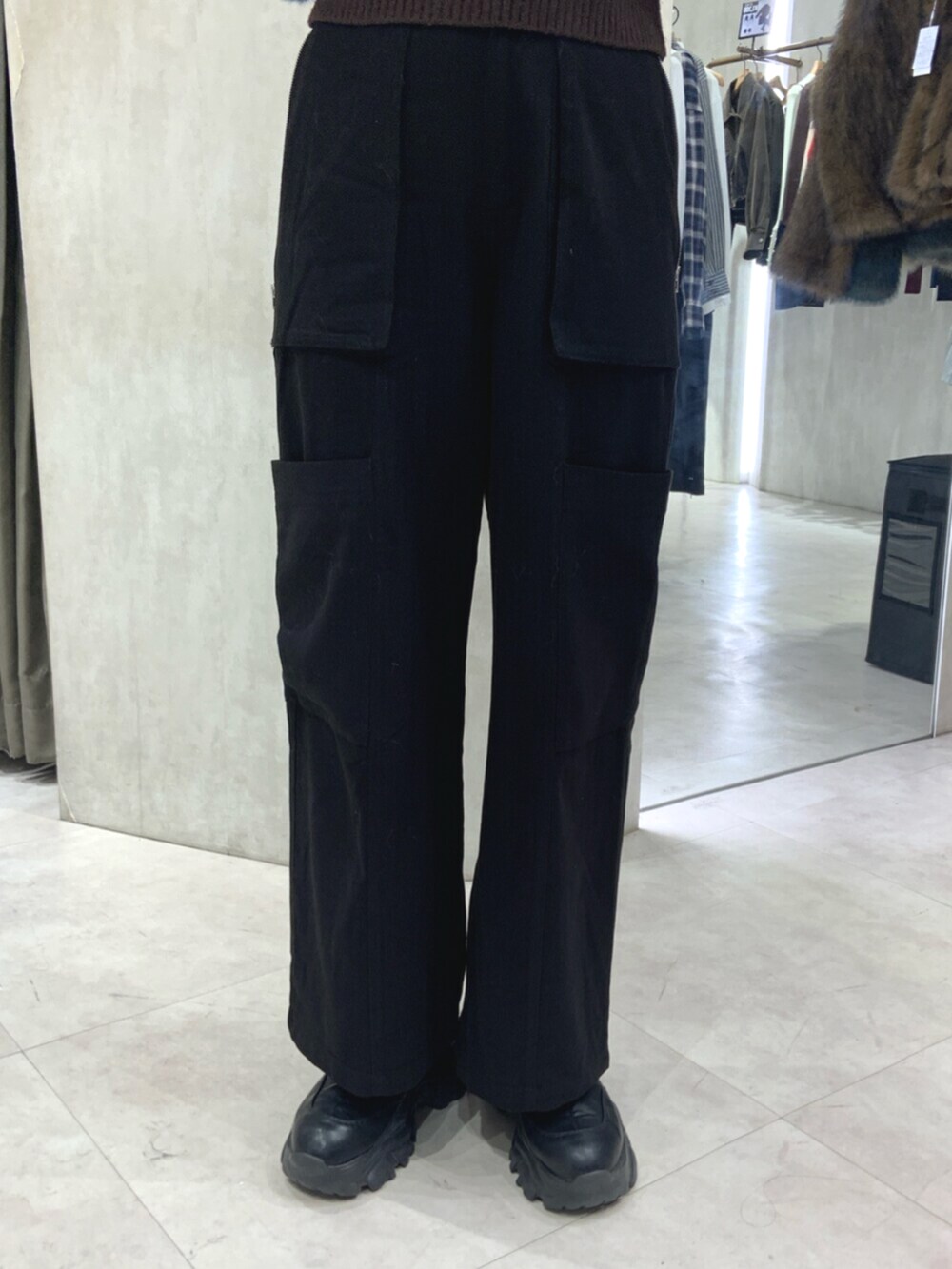 ブラック系のブーツ、ブラック系のカーゴパンツ、ピンク系のニット/セーターを着用したレディースの秋コーディネートの5枚目の写真