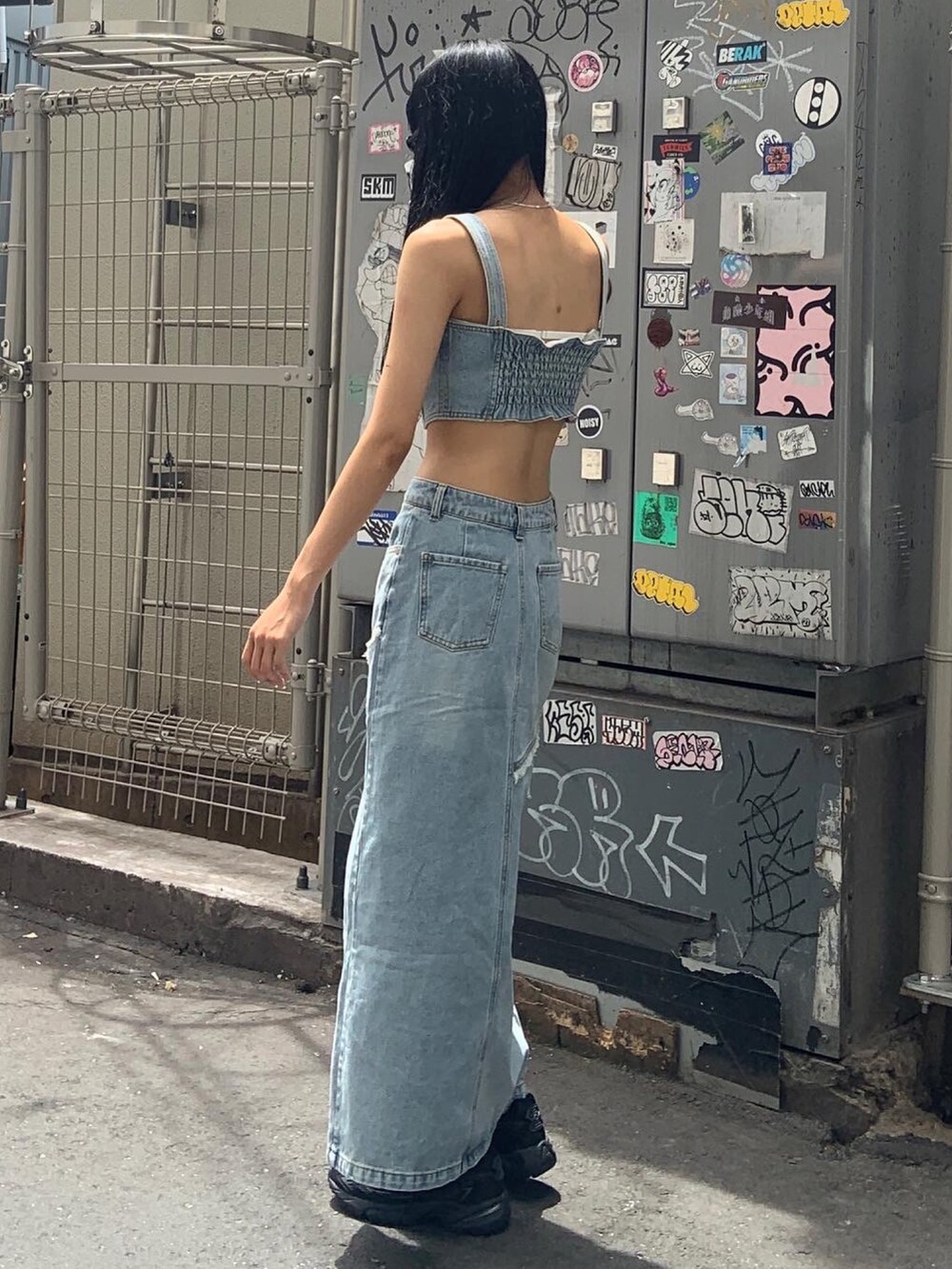 ブルー系のシャツ/ブラウス、ブルー系のデニムスカートを着用したレディースの夏コーディネートの2枚目の写真