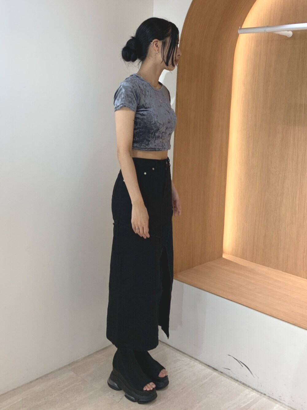 ブラック系のサンダル、ブラック系のデニムスカート、ブルー系のTシャツ/カットソーを着用したレディースの夏コーディネートの3枚目の写真