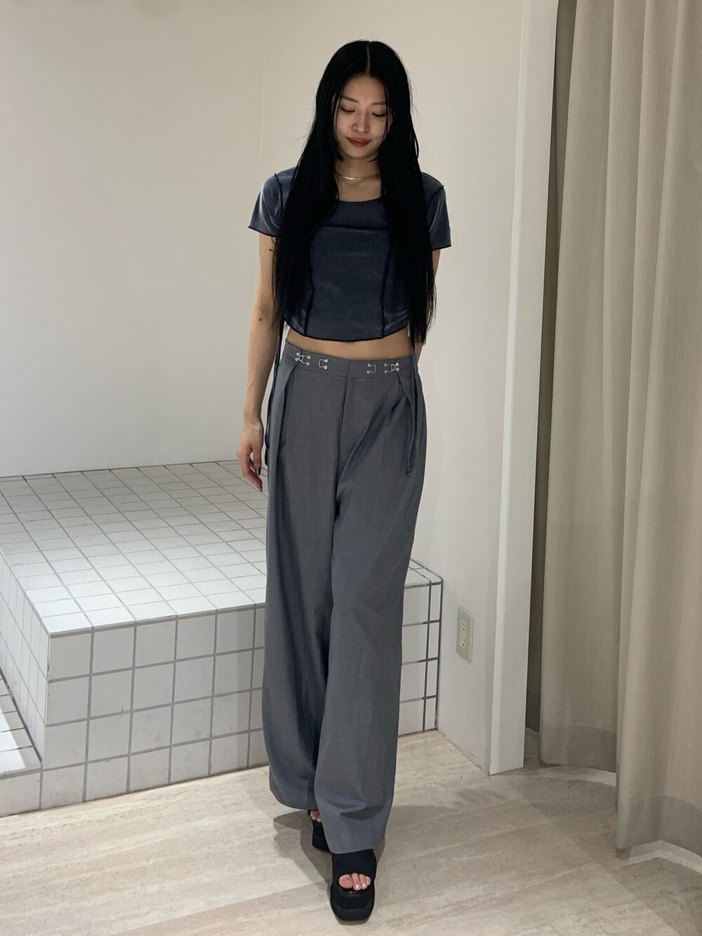 ブルー系のTシャツ/カットソー、グレー系のその他パンツ、ブラック系のサンダルを着用したレディースの夏コーディネートの2枚目の写真