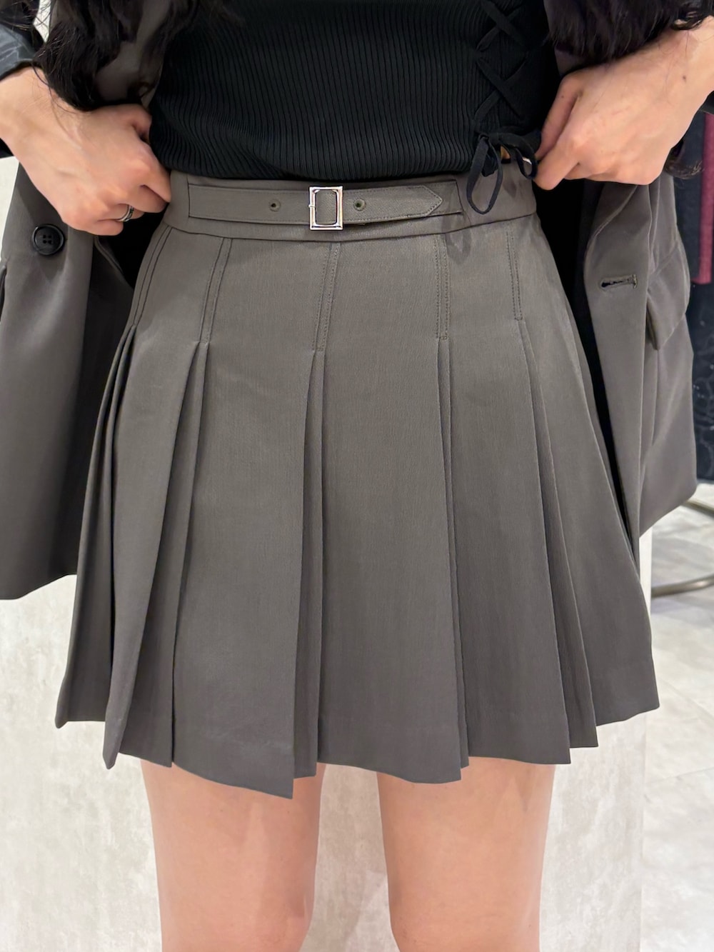 グレー系のテーラードジャケット、グレー系のスカートを着用したレディースの冬コーディネートの5枚目の写真