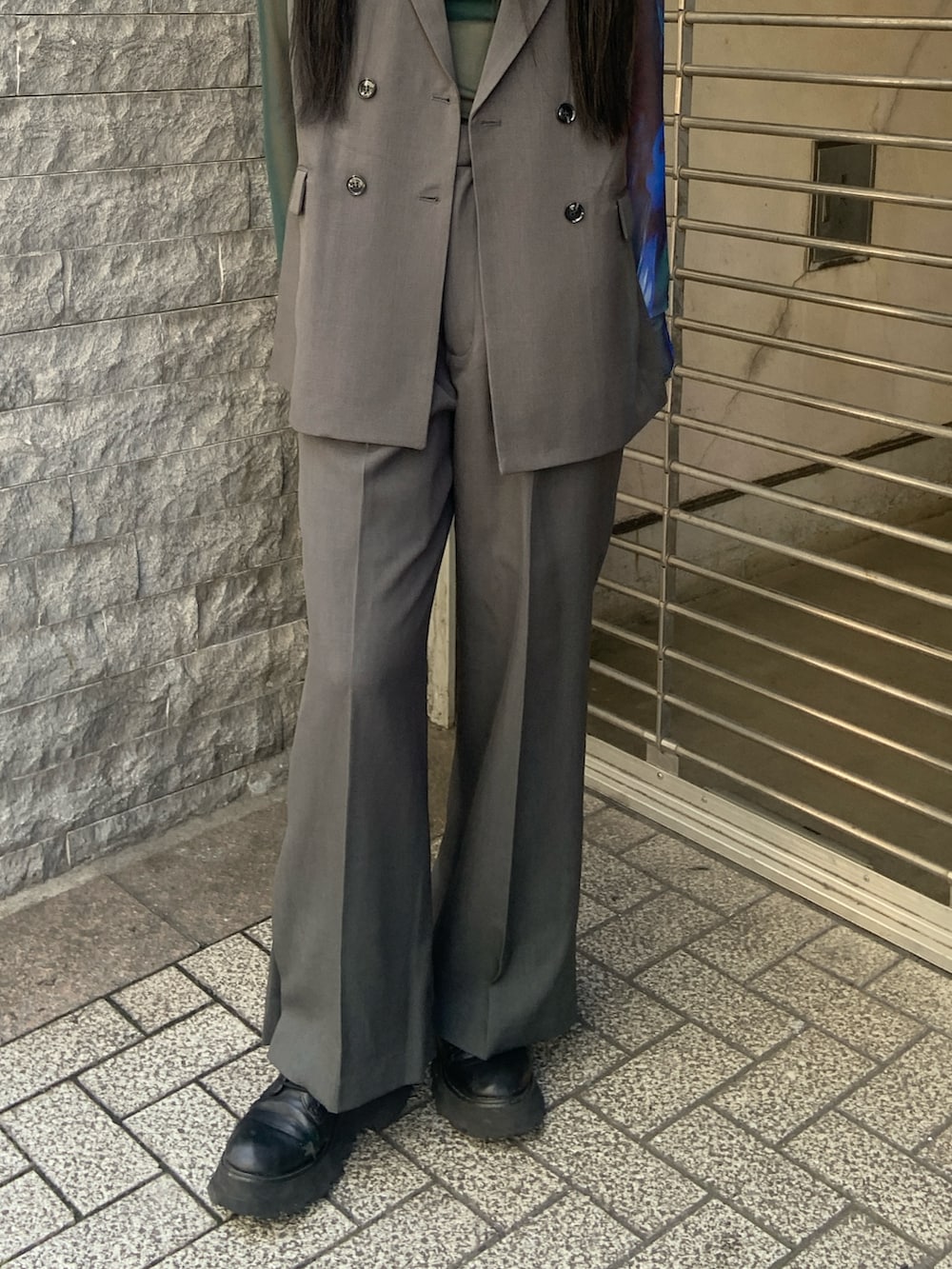 グレー系のベスト、グレー系のその他パンツ、グリーン系のTシャツ/カットソーを着用したレディースの春コーディネートの5枚目の写真