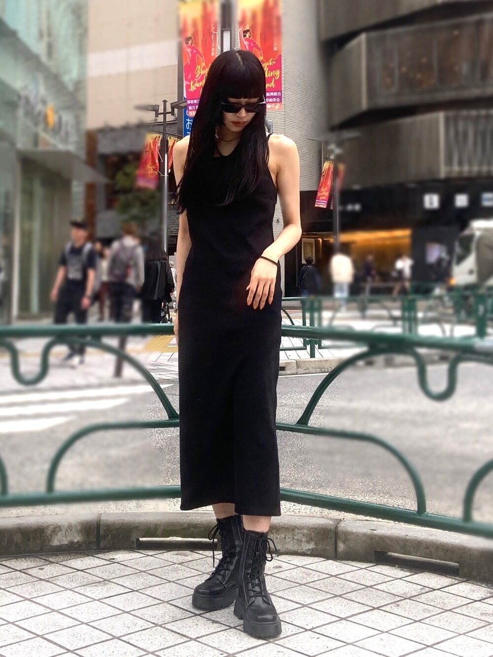 グリーン系のシャツ/ブラウス、ブラック系のワンピース、ブラック系のブーツを着用したレディースの春コーディネートの2枚目の写真